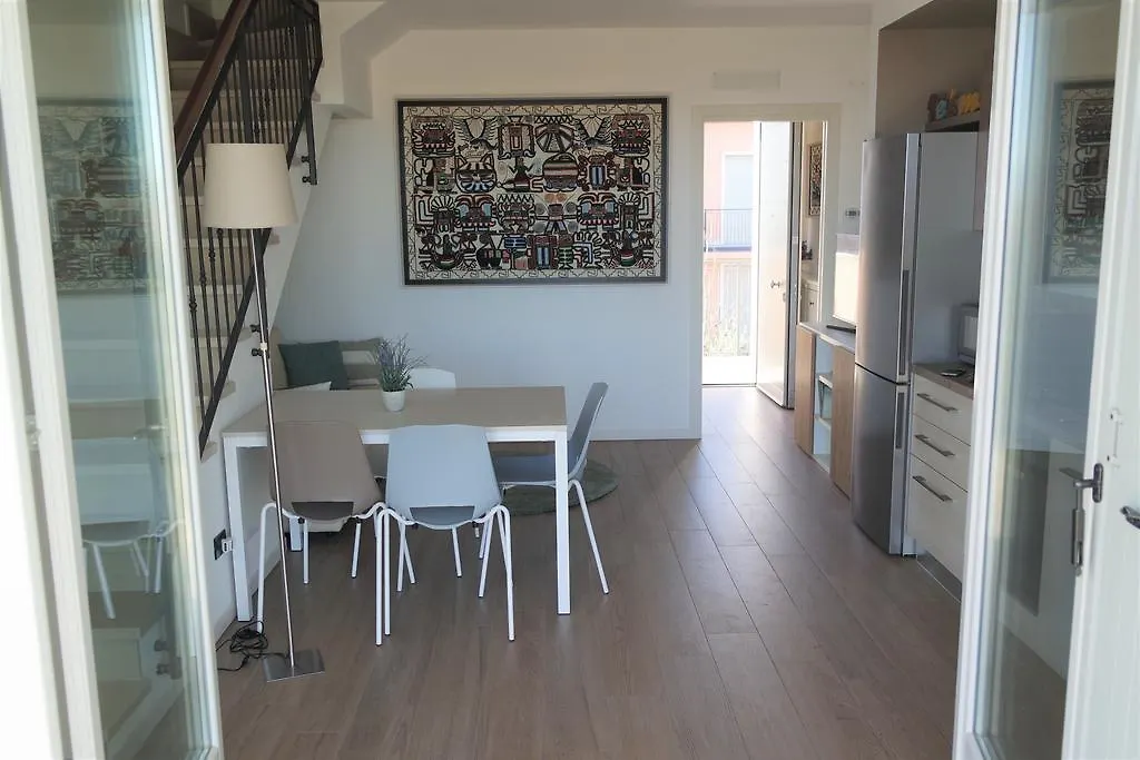 Aurora Tower Apartment シルミオーネ 0*,  イタリア